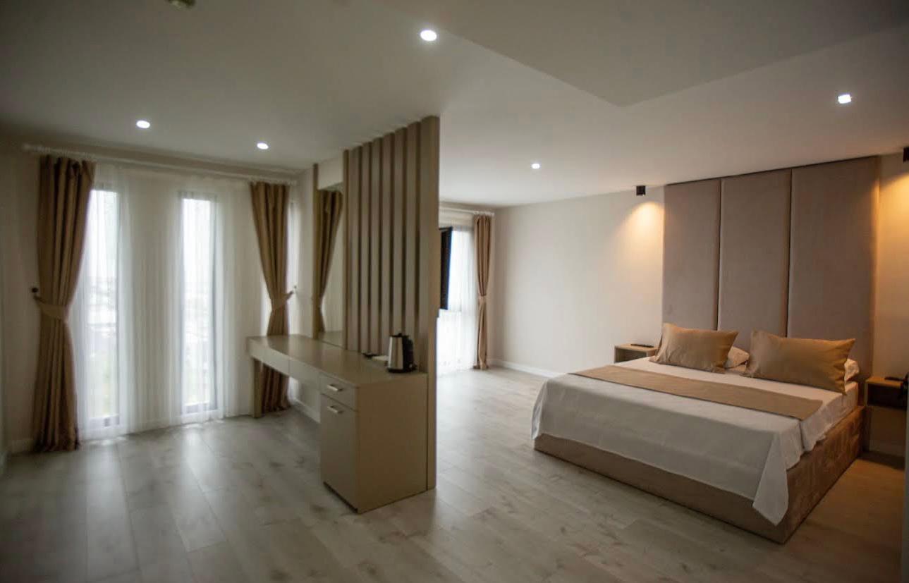 THE DECK HOTEL 2