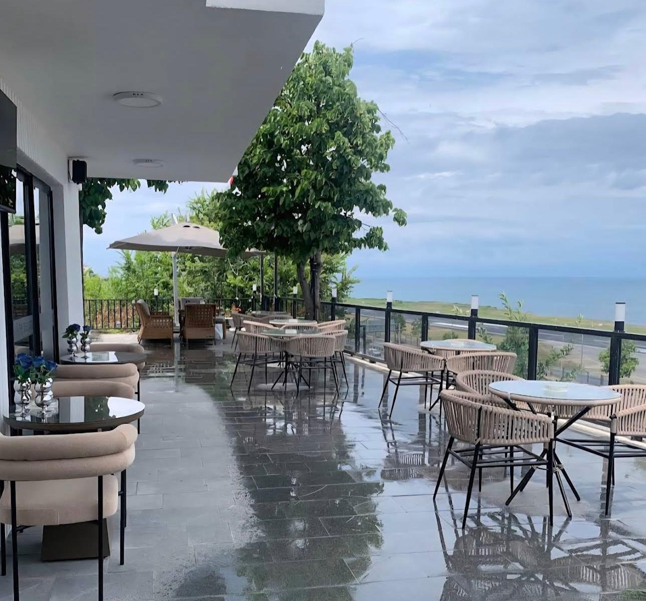 THE DECK HOTEL 4